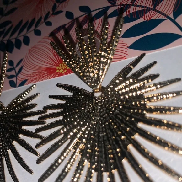 Elegant Gold Earrings - Picture 4 of 5